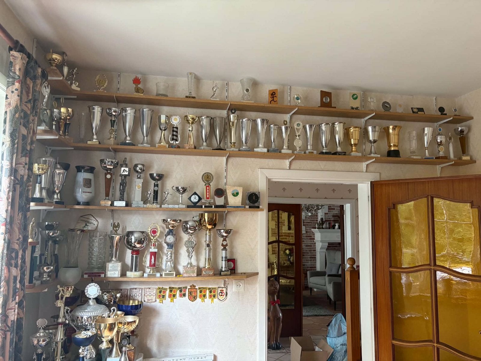 Coupes et trophées a donner, Ophalen
