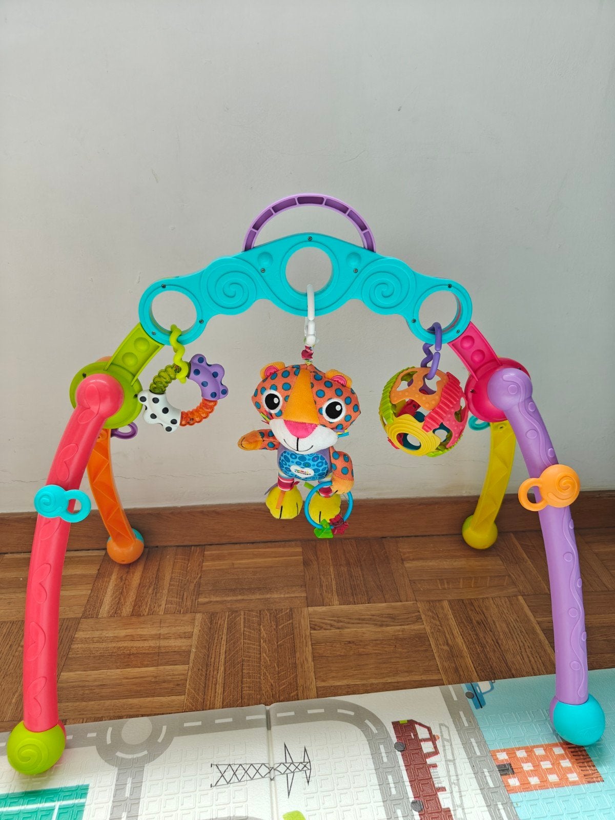kleurijke baby speelboog/ babygym met speeltjes, Enfants & Bébés, Jouets | Tables de jeux, Enlèvement