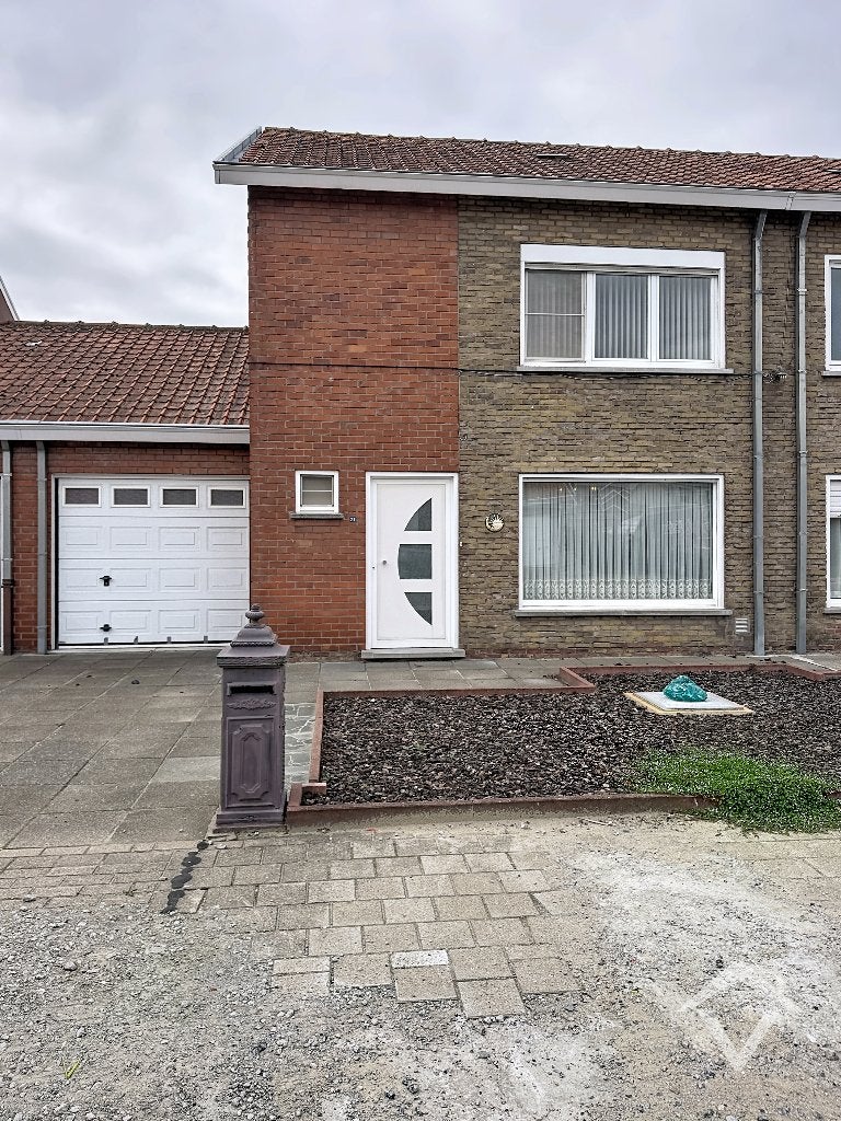 Op te frissen woning, 3 slaapkamers en garage te Kortemark, Immo, 500 tot 1000 m², 3 kamers, Tussenwoning, Provincie West-Vlaanderen
