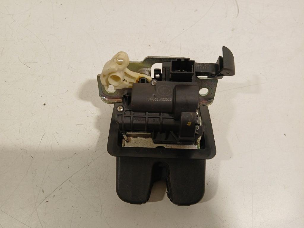 Slot mechaniek kofferdeksel achterklep elektrisch Volkswagen, Onderdelen@venauto.nl, Van der Ven Autorecycling B.V., Gebruikt