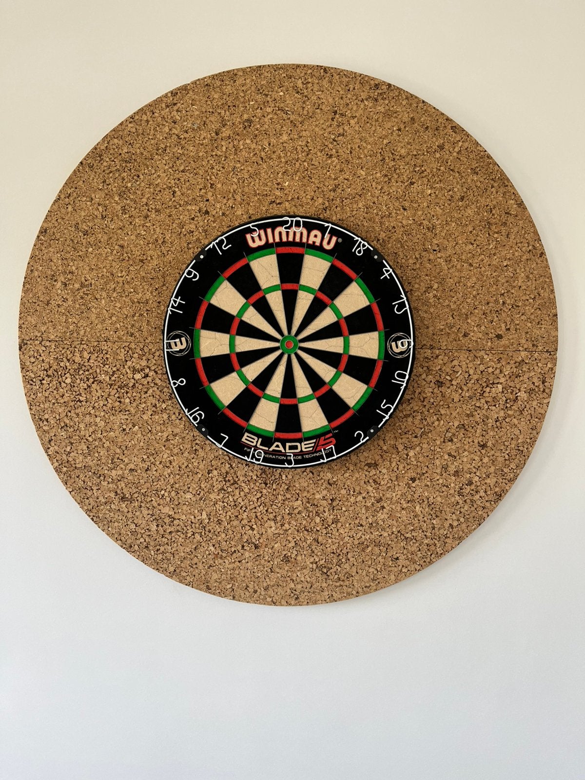 Dartsbord Winmau + achterbord, Ophalen, Zo goed als nieuw