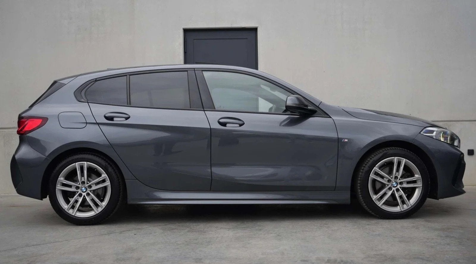 BMW 1 Serie 118 BMW M SPORT PACK | PANO | LIVE COCKPIT PRO |, Autos, 100 kW, Argent ou Gris, Achat, Boîte manuelle