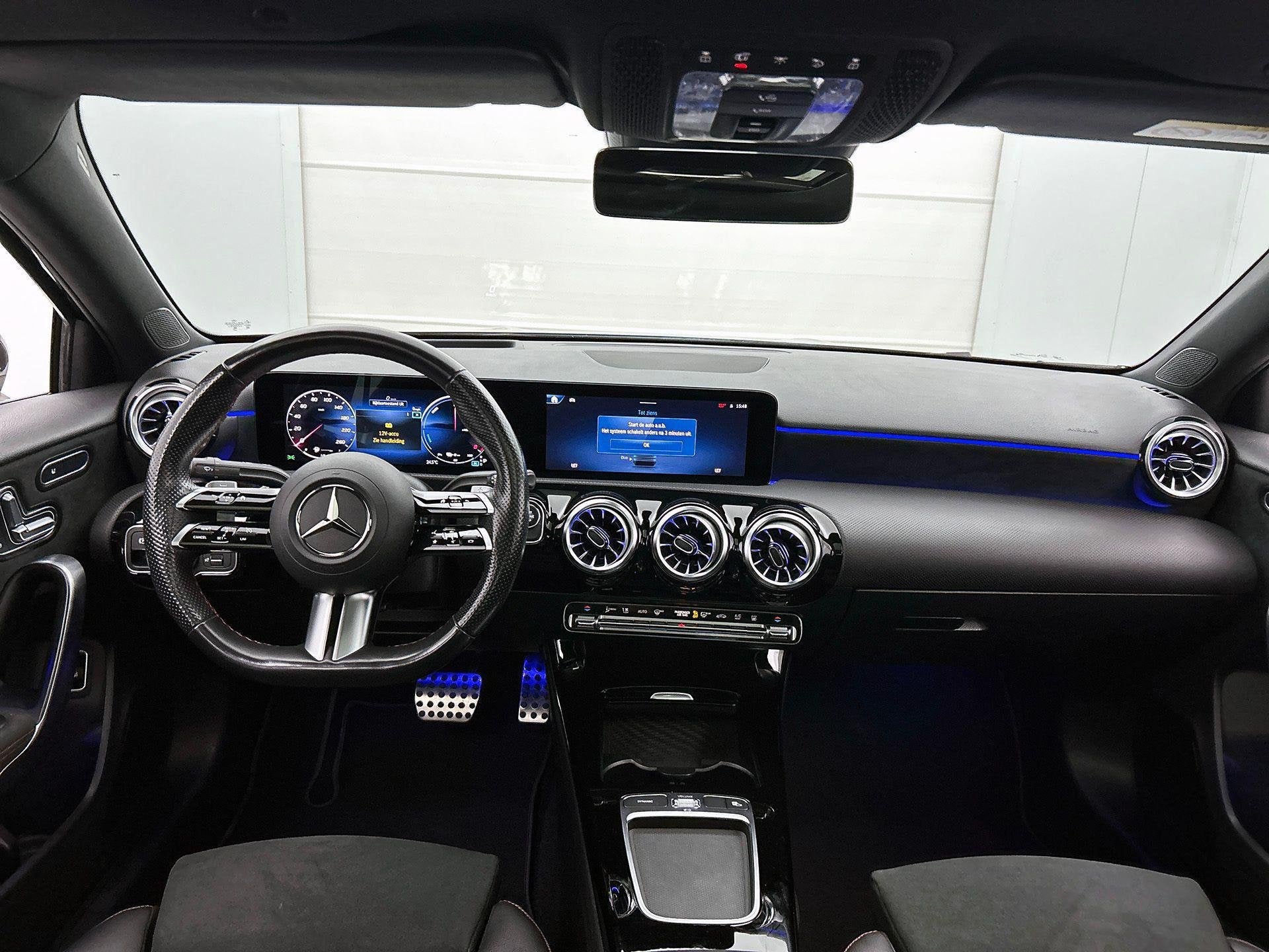 Mercedes-Benz A-Klasse 250 e Berline AMG Line | Panoramisch, Autos, Achat, 4 portes, Noir, 120 kW