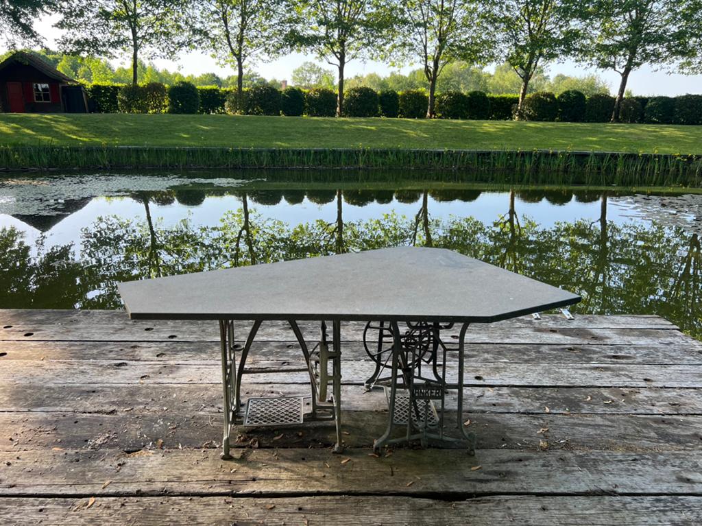 Vintage gietijzeren naaionderstel- Tuintafel met stenen blad, Enlèvement, Utilisé