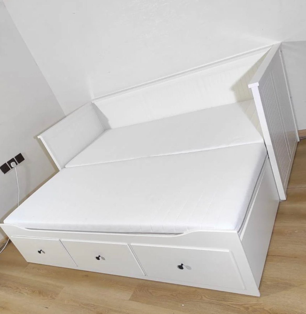 Hemnes bed, kleerkast, nachtkastje + 2 matrassen incl., Huis en Inrichting, Ophalen, Zo goed als nieuw