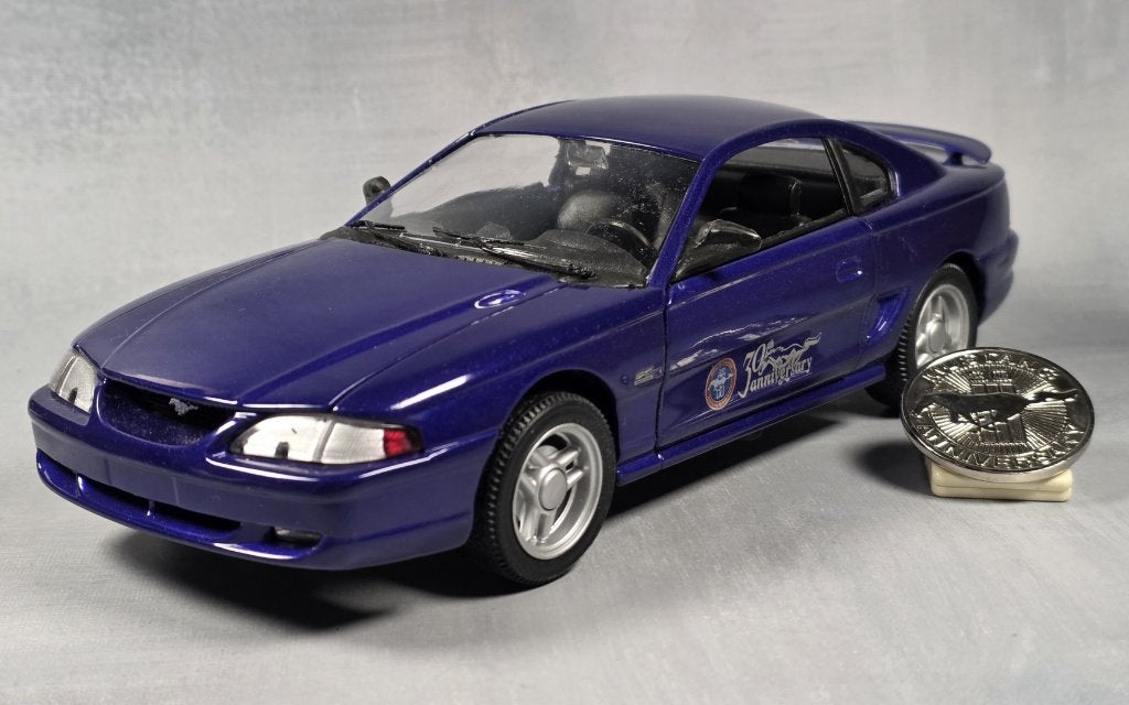 Universal Hobbies 1/18 - Ford Mustang GT 30 Anniversary 1994, Enlèvement ou Envoi, Comme neuf, Voiture, Autres marques