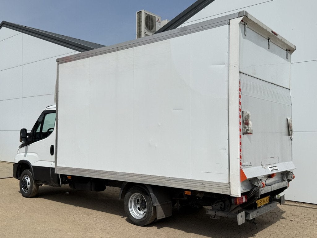 Iveco Daily 35C14 2.3 Automaat Laadklep Airco Cruise Control, Auto's, Bestelwagens en Lichte vracht, Gebruikt, Zwart, Iveco, Wit