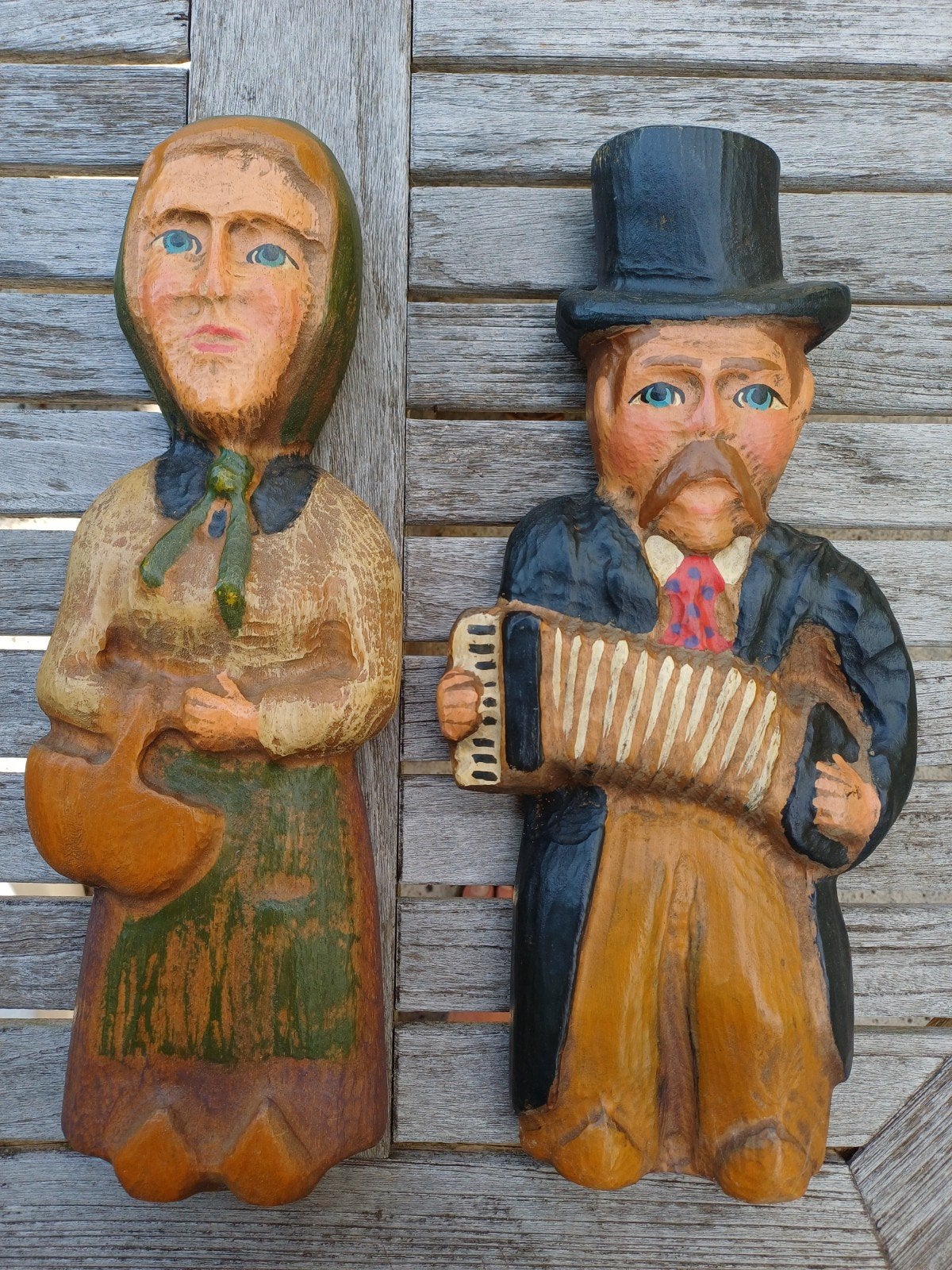 Volkskunst beeldjes in hout - man en vrouw, Houtsnijwerk, Ophalen of Verzenden, 20 - 50 cm, Hout
