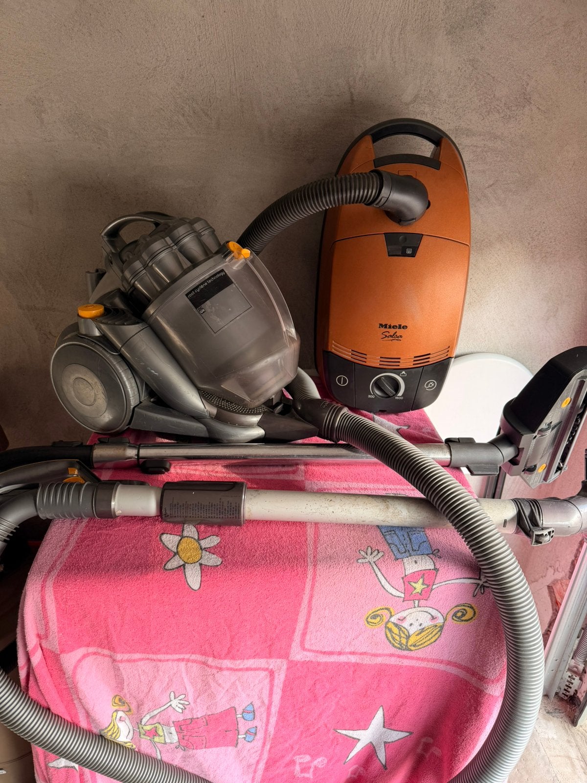 Miele + Dyson stofzuiger – €65 per stuk of €115 voor beide, Ophalen, Zo goed als nieuw