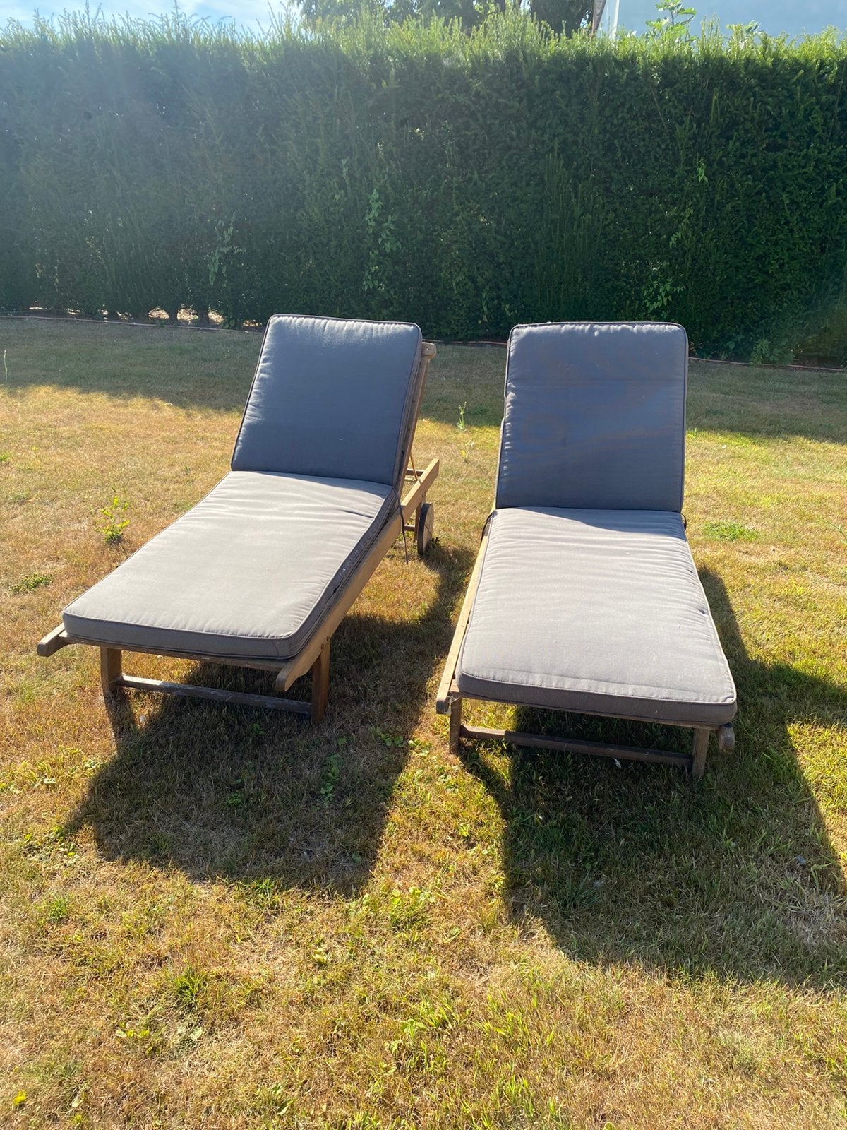 Set van 2 houten ligbedden met wielen en grijze kussens, Ophalen, Zo goed als nieuw, Hout, Verstelbaar