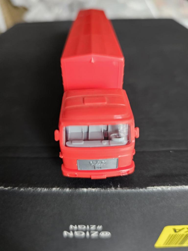 Miniature HO camion transporteur. 
10 euros, Enlèvement ou Envoi