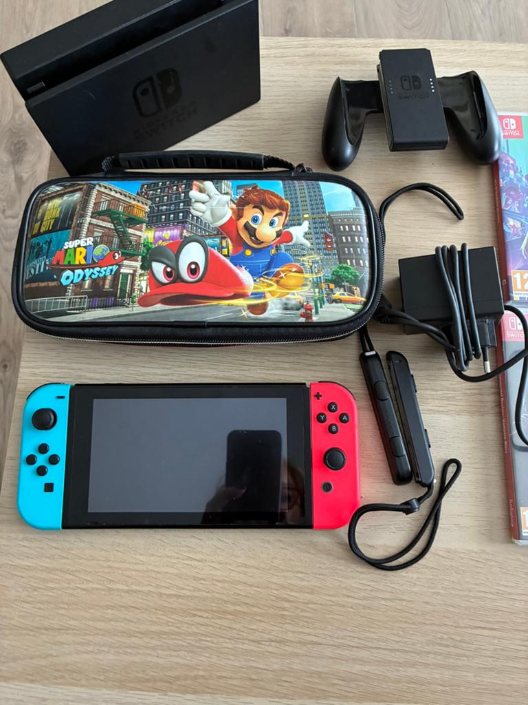 Nintendo Switch +4 jeux, Consoles de jeu & Jeux vidéo, Consoles de jeu | Nintendo Switch, Enlèvement, Comme neuf