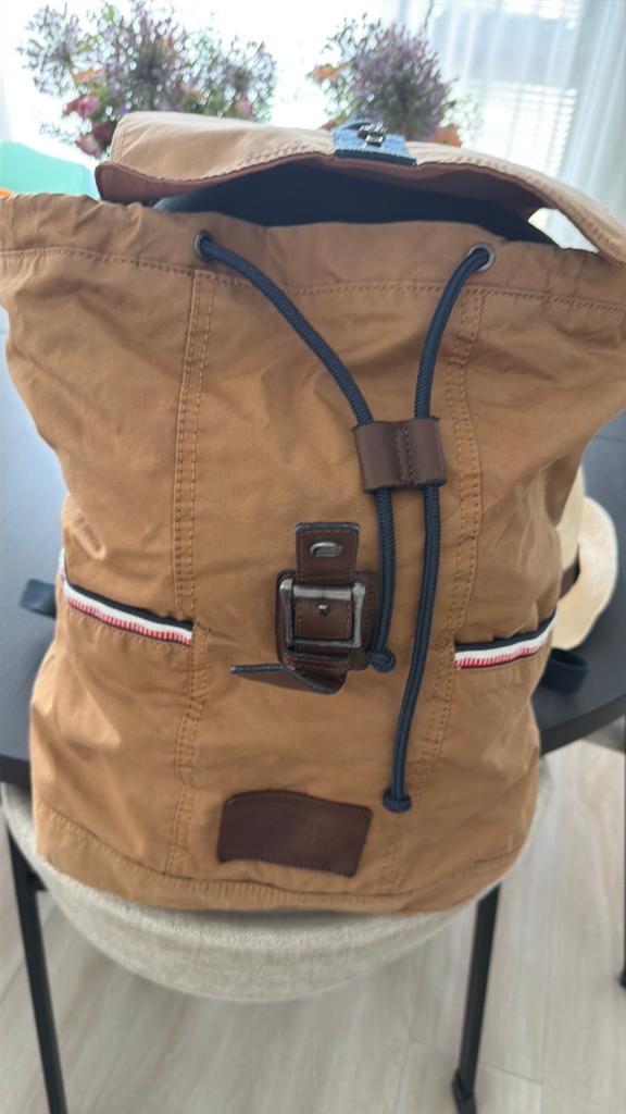 Rugzak tommy hilfiger, Handtassen en Accessoires, Tassen | Rugtassen, 40 cm of meer, Gebruikt, Trekking, 30 tot 45 cm