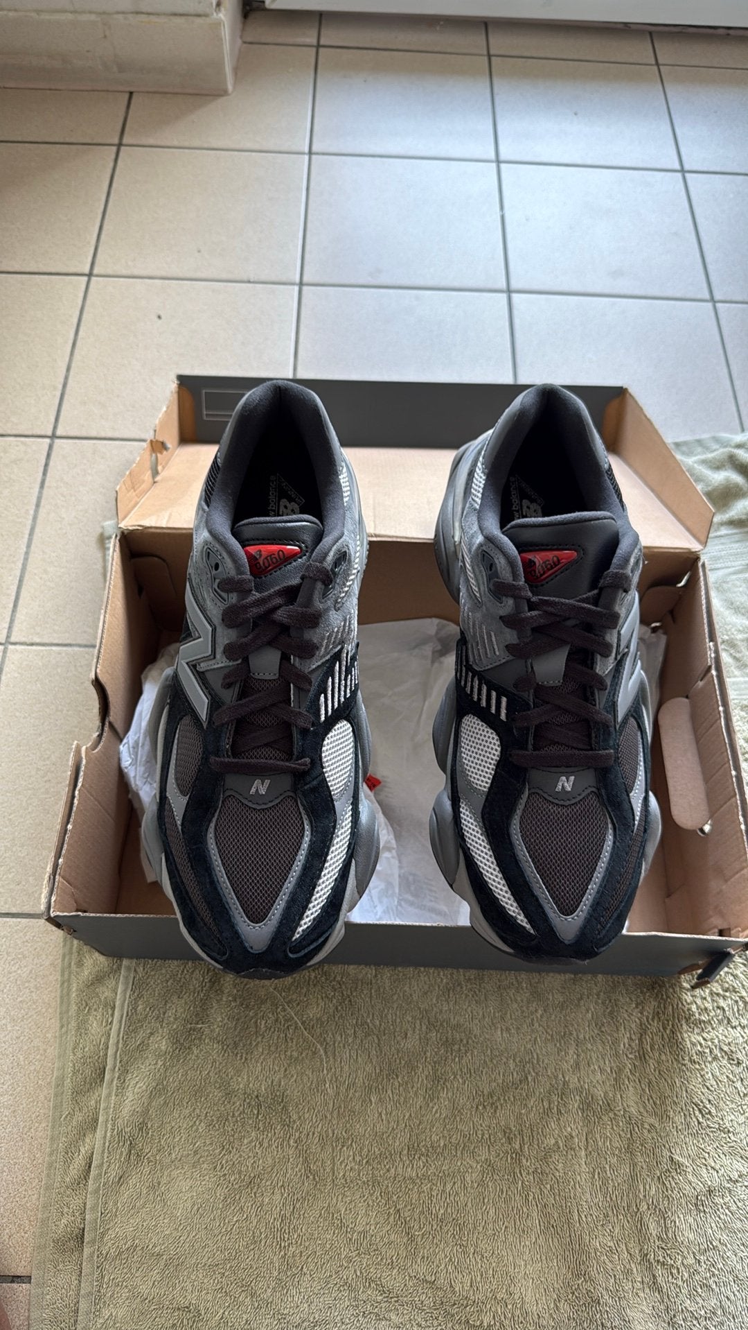 New Balance 9060 Noir/Gris – Très bon état – Avec boîte, Enlèvement ou Envoi, Neuf, Noir