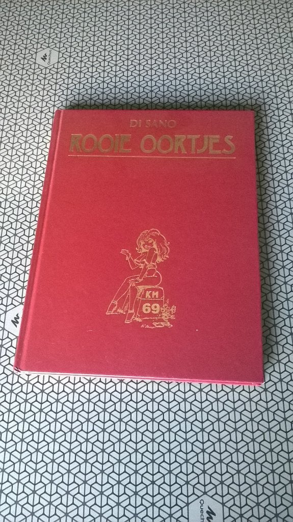 Rooie Oortjes – gesigneerd en gekartoneerd, Boeken, Gelezen, Eén stripboek, Bruno Di Sano, Ophalen of Verzenden