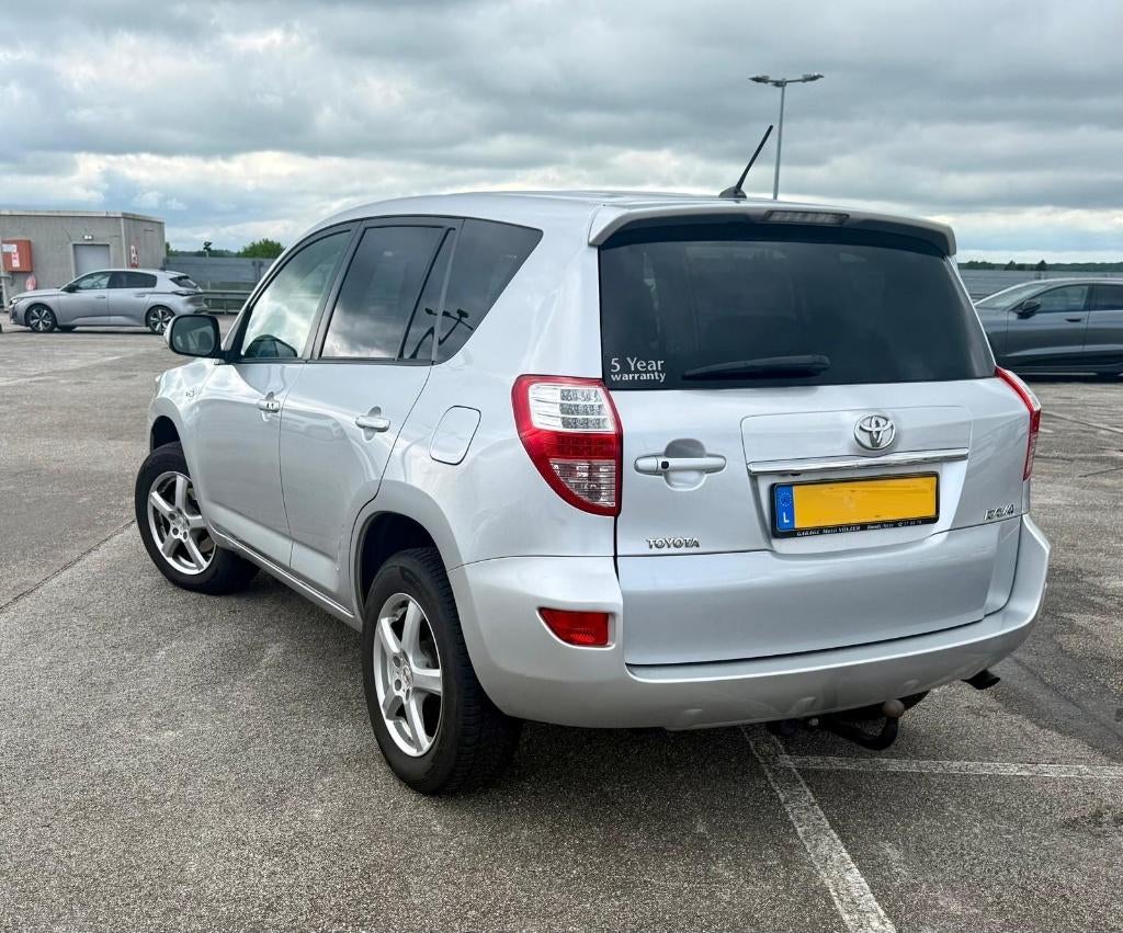 Toyota RAV 4 Rav4 2.2 D-4D, Autos, Toyota, Achat, Carnet d'entretien, Noir, 5 portes