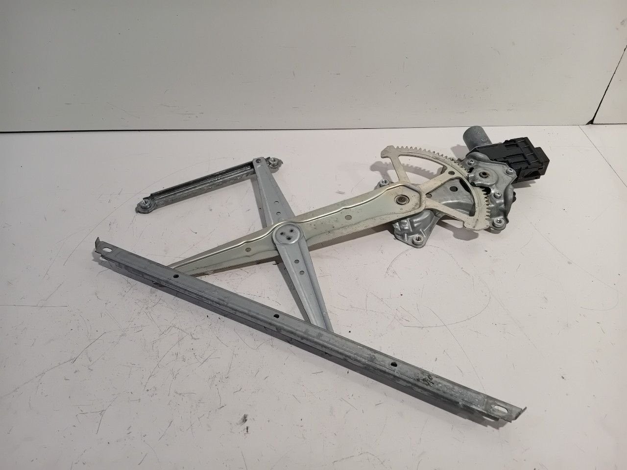 Raammechaniek elektrisch rechts achter Lexus ES, Onderdelen@venauto.nl, Van der Ven Autorecycling B.V., Gebruikt, Ettenseweg 76, 4706 PB Roosendaal, The Netherlands