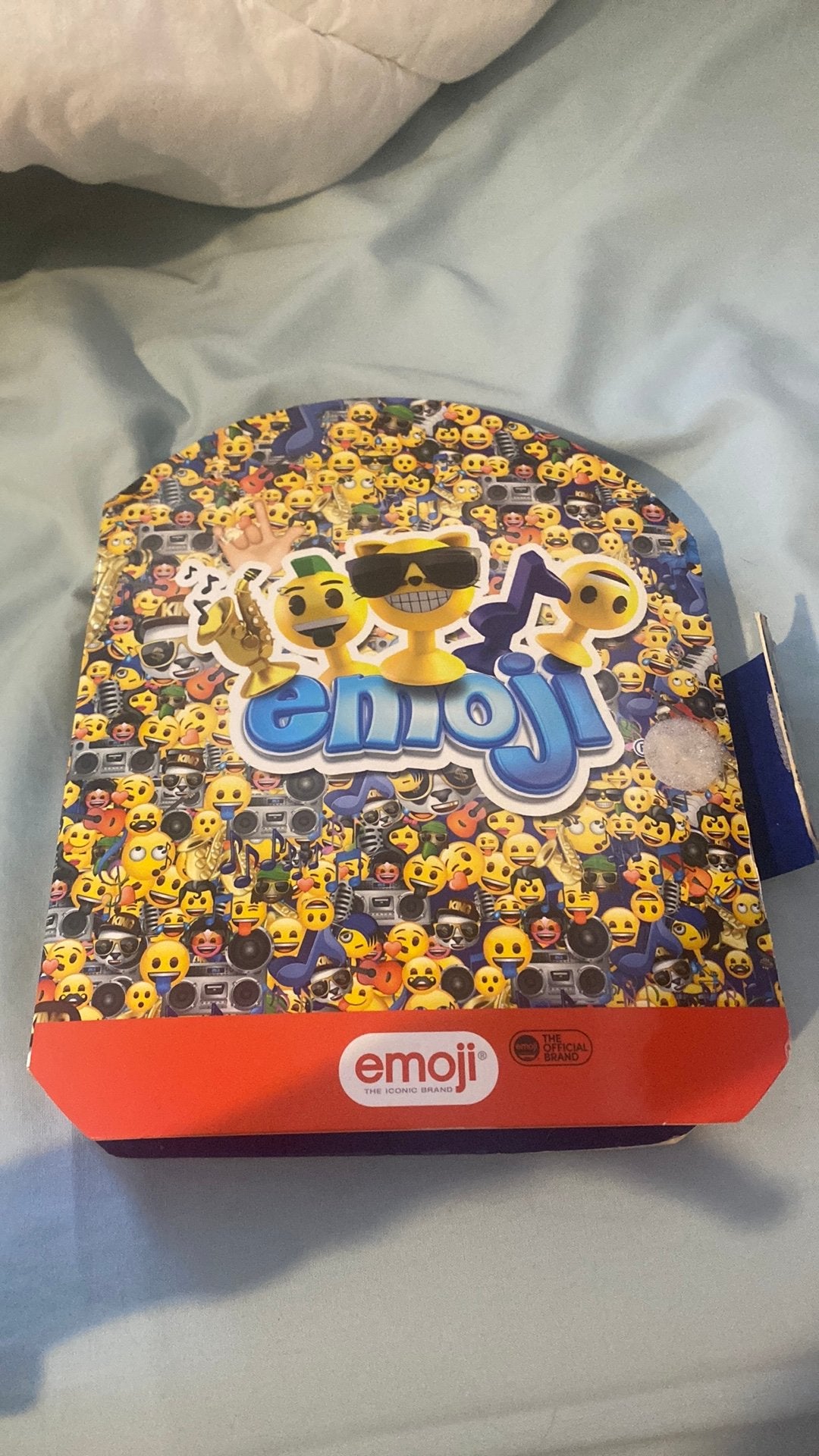 Aldi emoji doos met emoji erin, Enlèvement, Porté