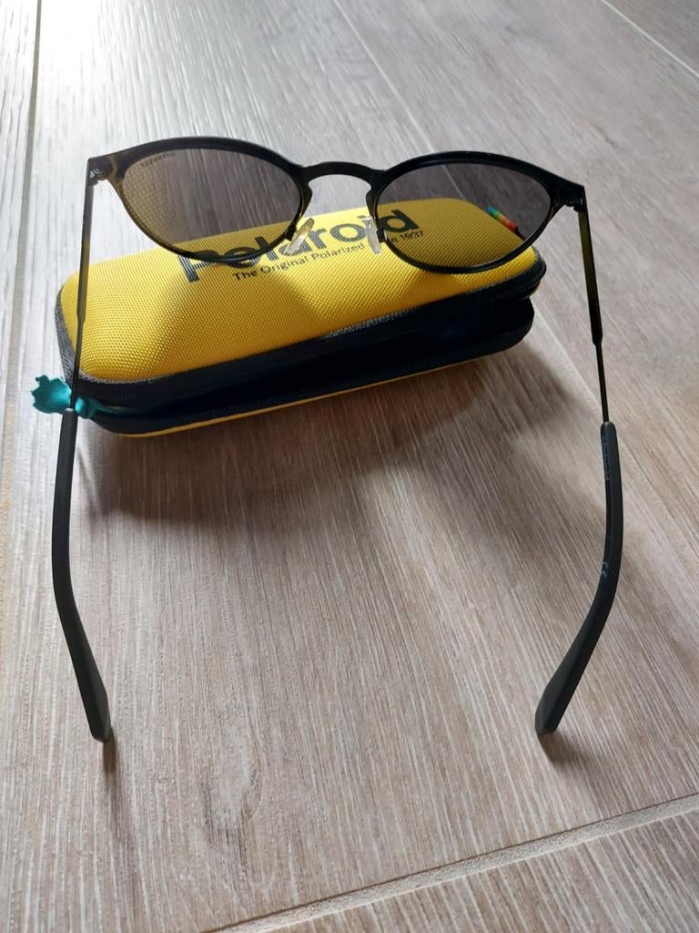 zonnebril polaroid nieuw in doosje., Handtassen en Accessoires, Ophalen of Verzenden, Nieuw, Zonnebril