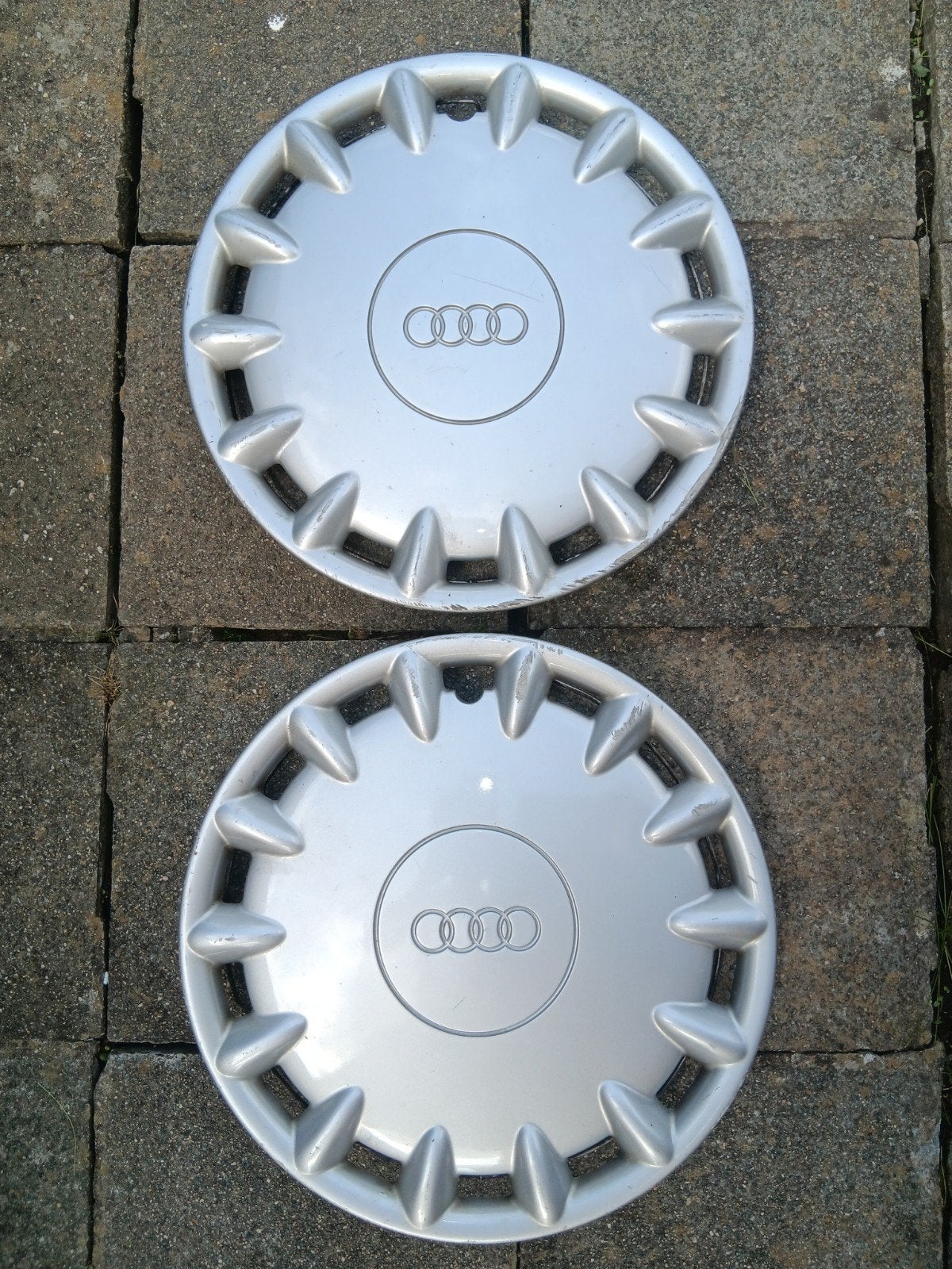 2 enjoliveurs  Audi en 15 pouces., Autos : Divers, Enjoliveurs, Enlèvement, Utilisé