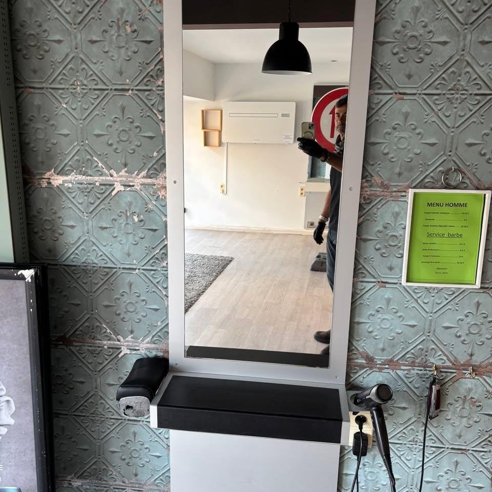 Poste de travail coiffure avec miroir – Très bon état, Enlèvement, Comme neuf, Matériaux autres