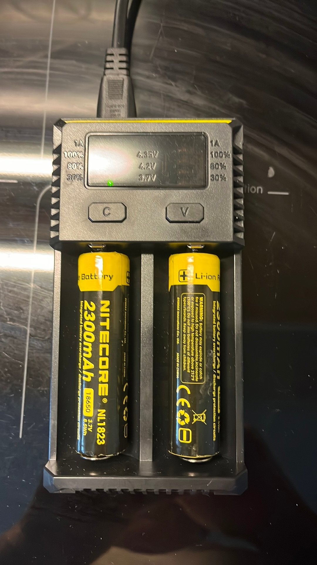 Nitecore oplader + 2 Li-ion batterijen 2300mAh, Ophalen, Zo goed als nieuw