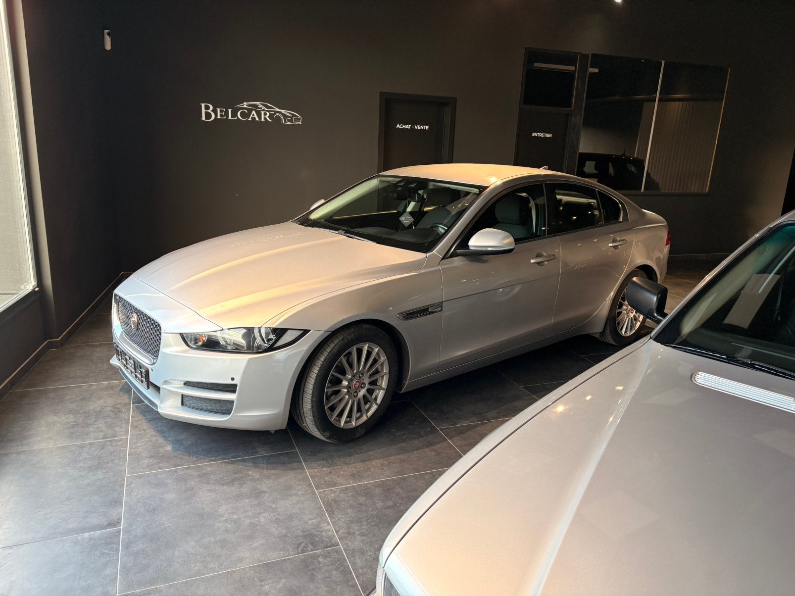 Jaguar xe 2.0d euro6 radar gps 2cles prix marchand, Autos, Jaguar, Argent ou Gris, Achat, Euro 6, Entreprise