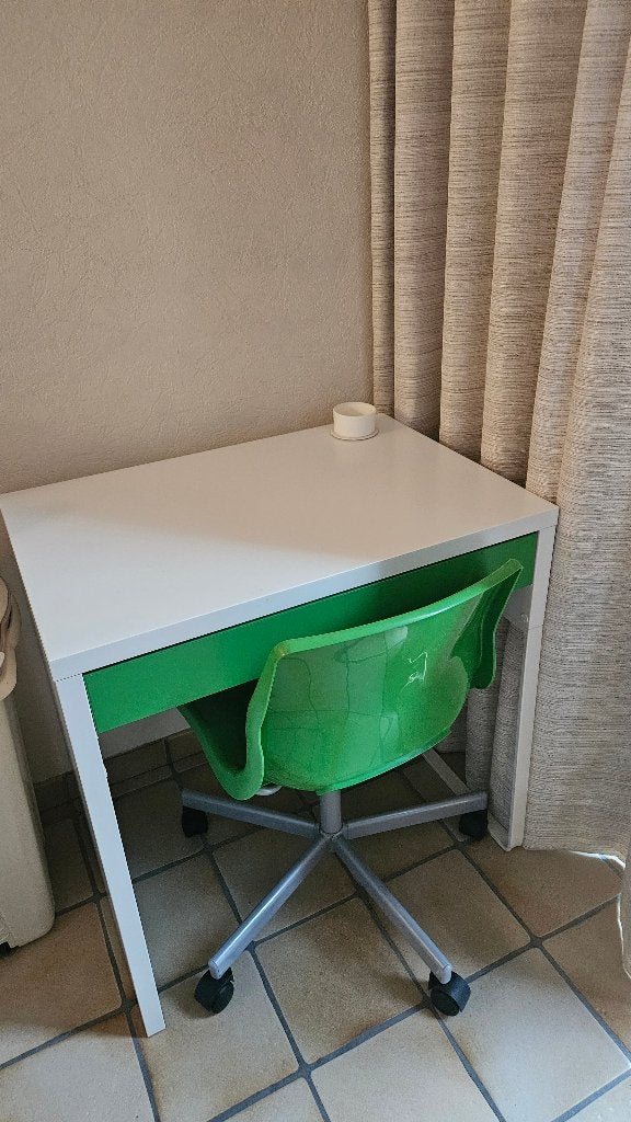 Kinderbureau wit + stoel, Ophalen, Hout, Kinderbureau, Zo goed als nieuw