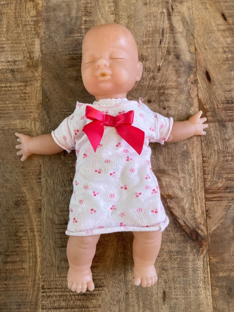 Schattige babypop met roze jurkje en strik, Kinderen en Baby's, Ophalen of Verzenden, Gebruikt, Babypop