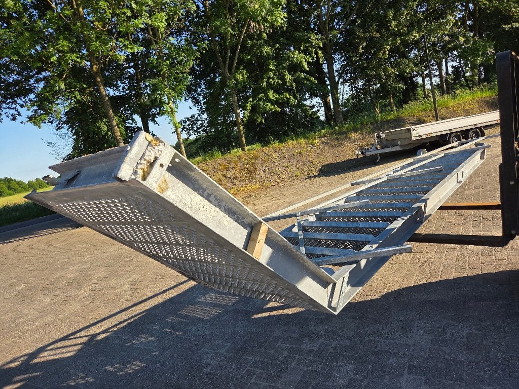 Gegalvaniseerde trap met plateau en leuning, Ophalen, Zo goed als nieuw, Trap