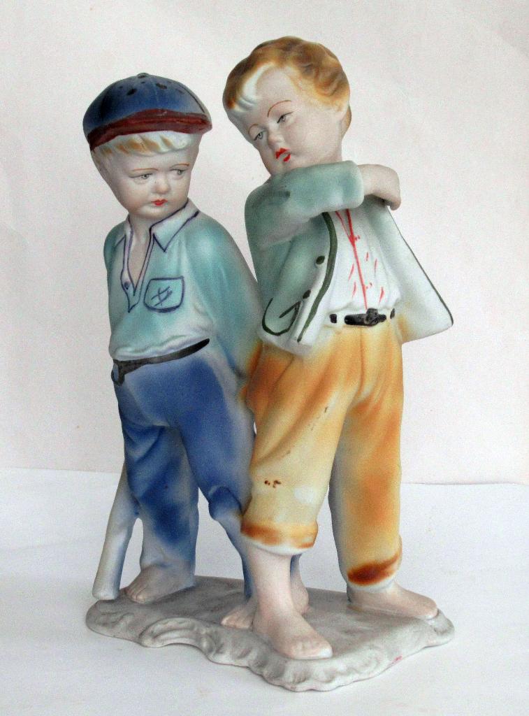 Retro porseleinen spelende jongens Arpo made Romania, Antiek en Kunst, Ophalen of Verzenden
