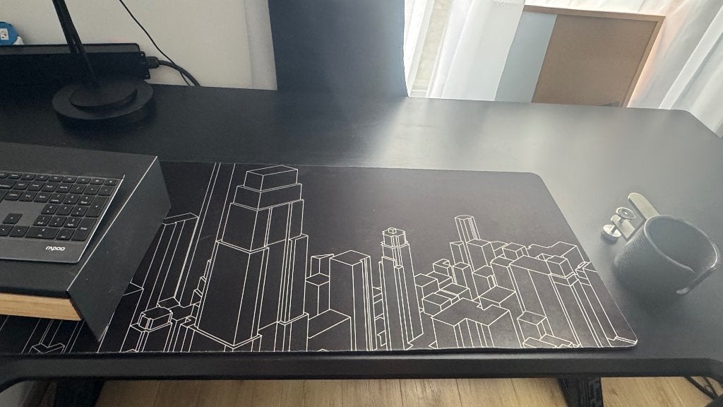 Bureau assis-debout électrique en L – Excellent état – 550 €, Bureau assis-debout, Électrique, Comme neuf, IKEA
