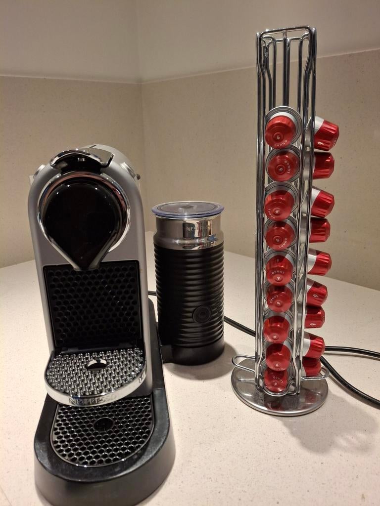Machine à café Nespresso avec mousseur à lait et porte-tasse, Electroménager, Enlèvement, Cafetière