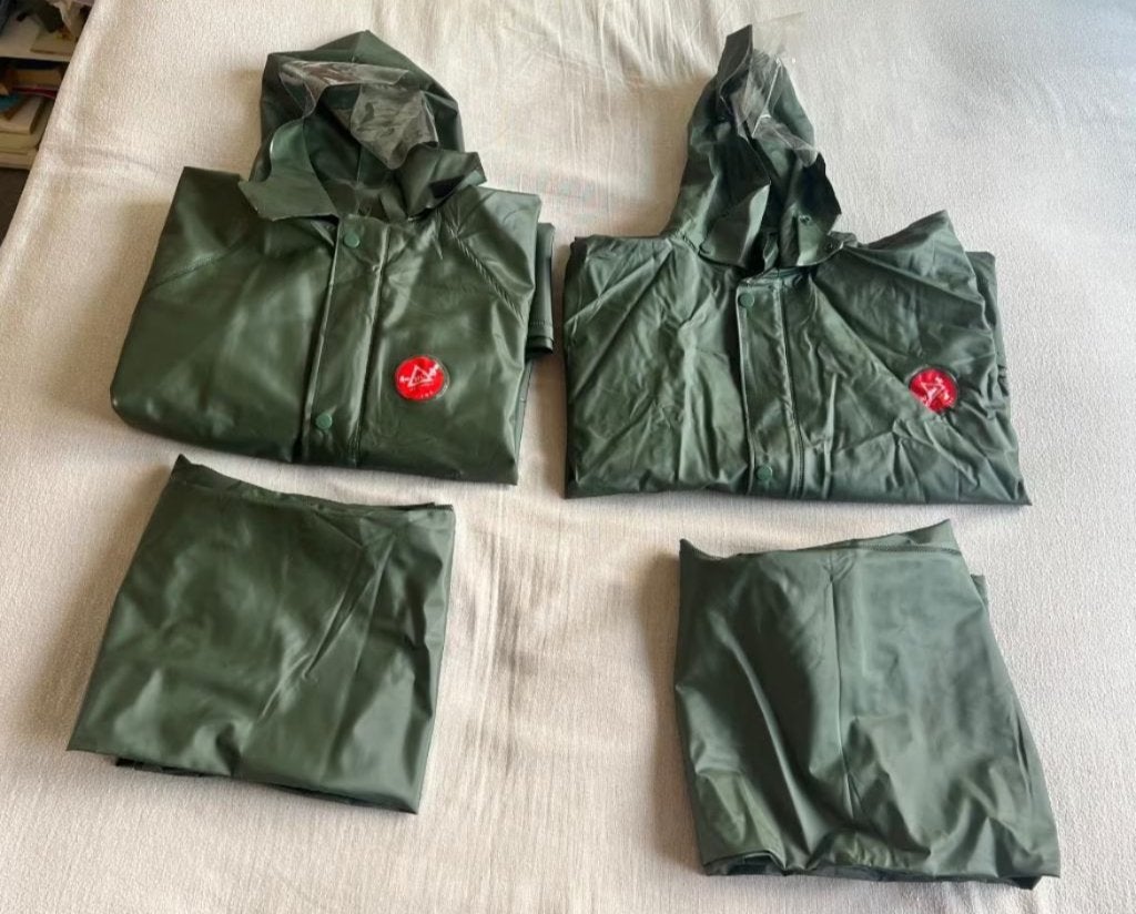 Vêtements de pluie (2 vestes + 2 pantalons) neufs., Caravanes & Camping, Vêtements de pluie, Neuf, Envoi