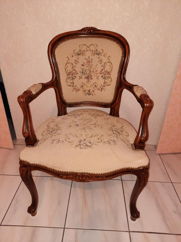 Fauteuil style Louis XV en bois sculpté en très bon état, Enlèvement