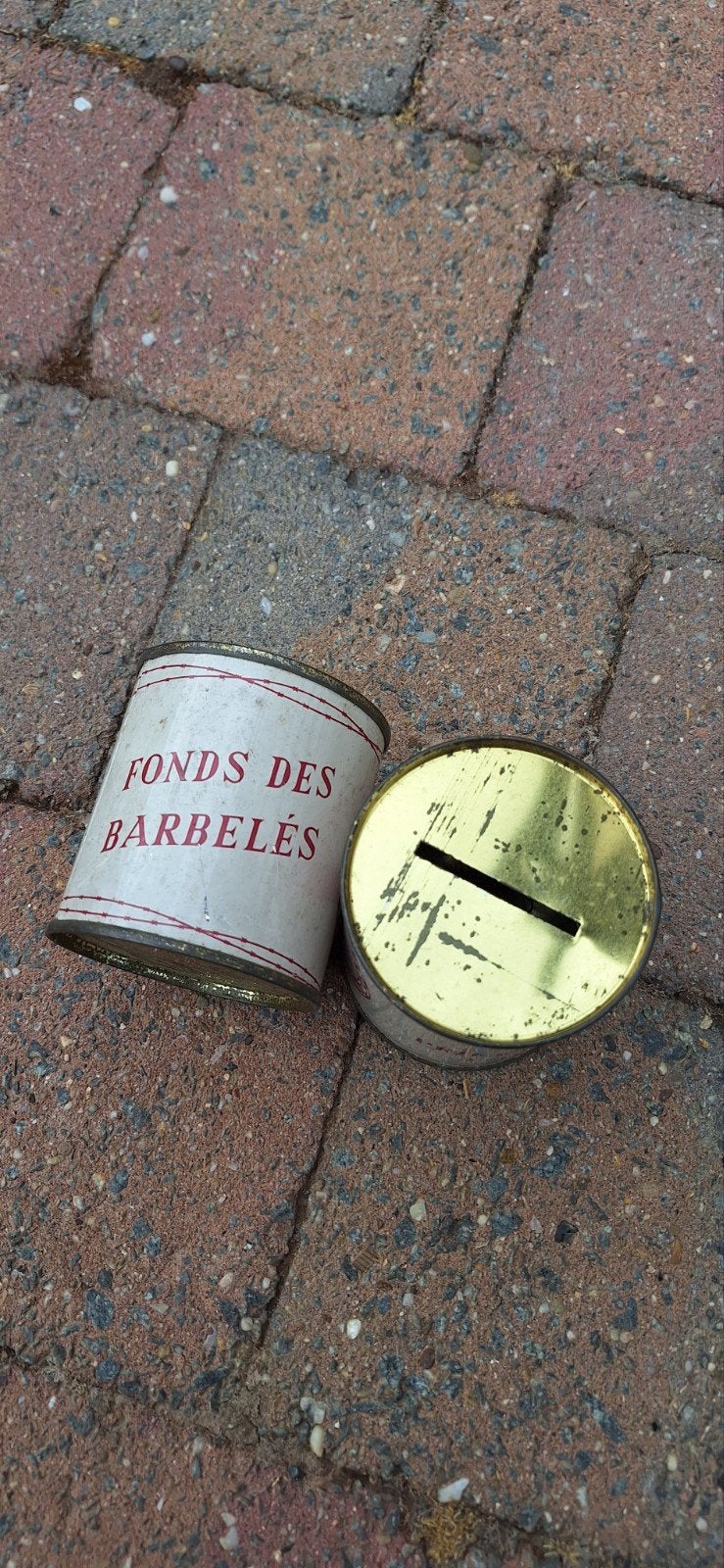 Tirelire fonds des barbelés, Enlèvement