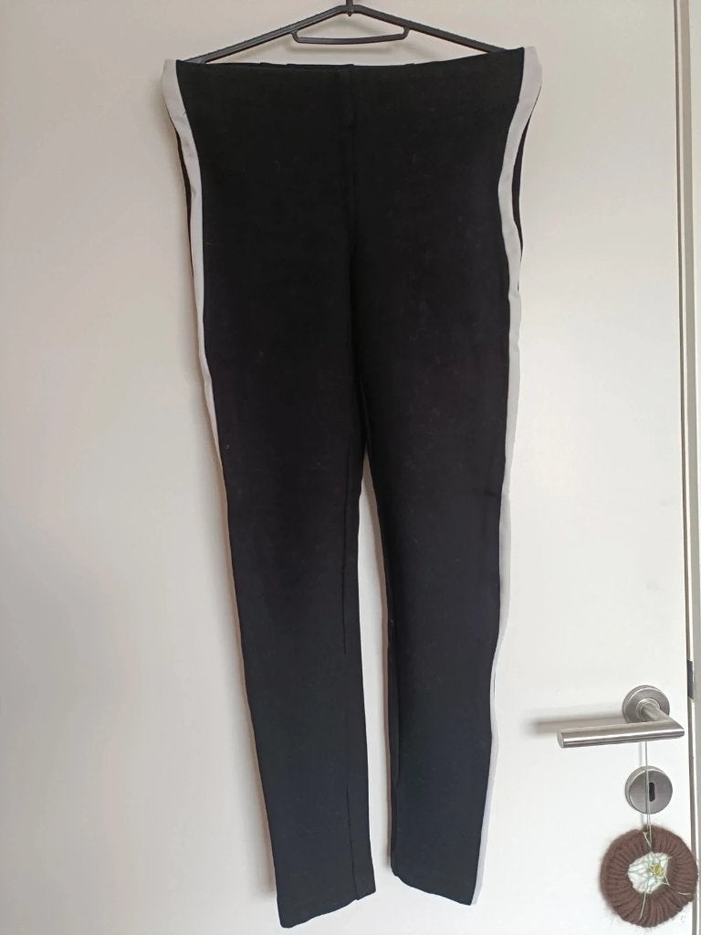 Legging noir à bande blanche Zara – M, taille comme S, Vêtements | Femmes, Leggings, Collants & Bodies, Enlèvement ou Envoi, Porté