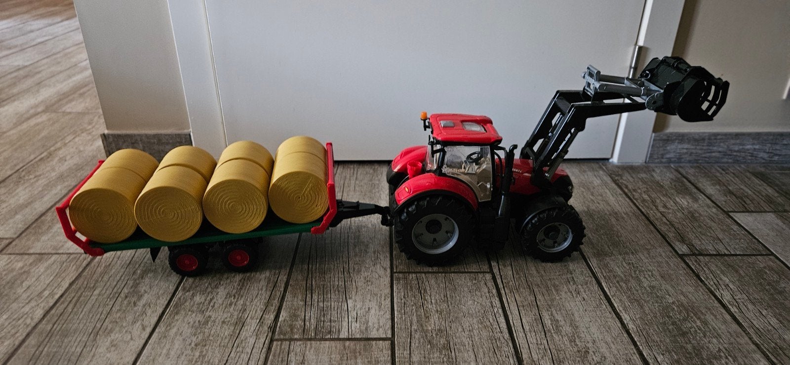 grote tractor, aanhangwagen en hooibalen, Ophalen