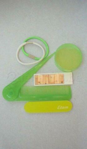 boîte avec peigne, miroir, 2 bandeaux et lime à ongles, Enlèvement ou Envoi, Neuf, Peigne ou Brosse