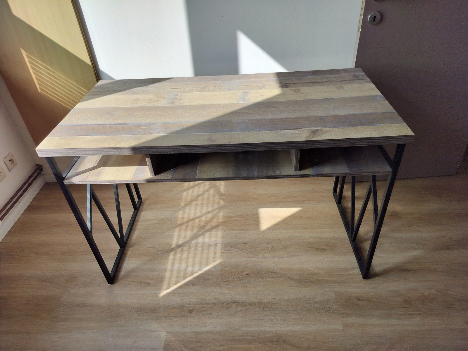 Bureau met opbergvakken in uitstekende staat, Ophalen, 120 cm, Schoolbureau, Zo goed als nieuw
