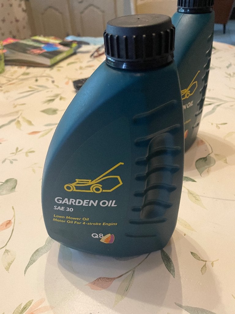 Huile Q8 pour tondeuse à gazon SAE30 16 euro pour les 2 .., Jardin & Terrasse, Enlèvement, Neuf