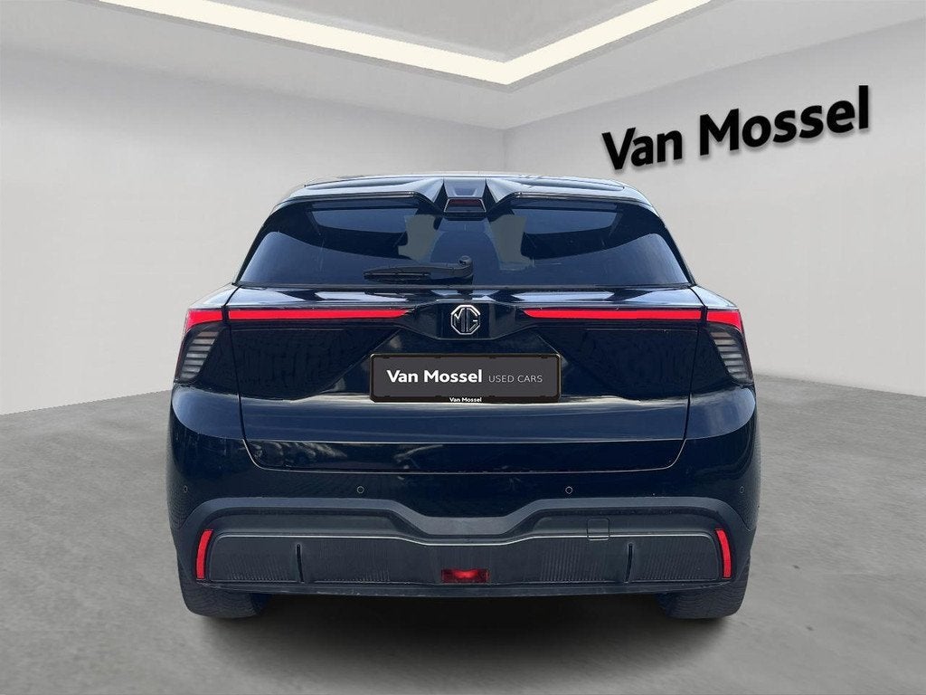 MG MG4 64 kWh Luxury, Auto's, MG, Automaat, Gebruikt, 1675 kg, Zwart