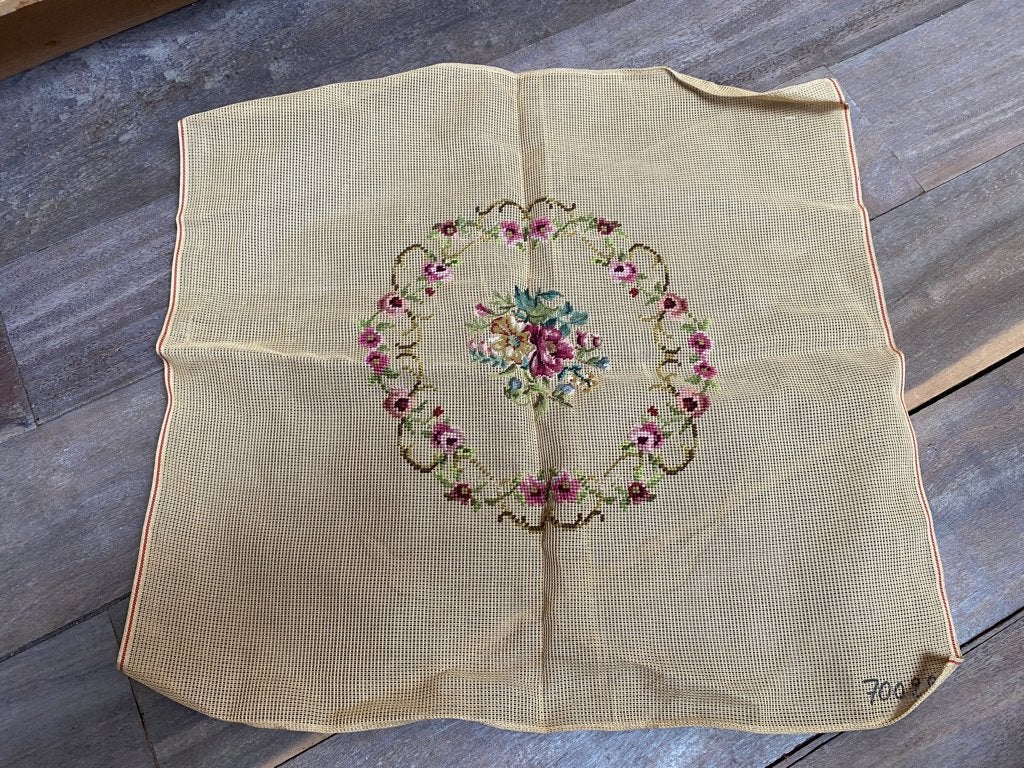 Canevas broderie motif brodé couronne fleurs N70028 60x57cm, Envoi, Neuf, Broderies à la main, Patron