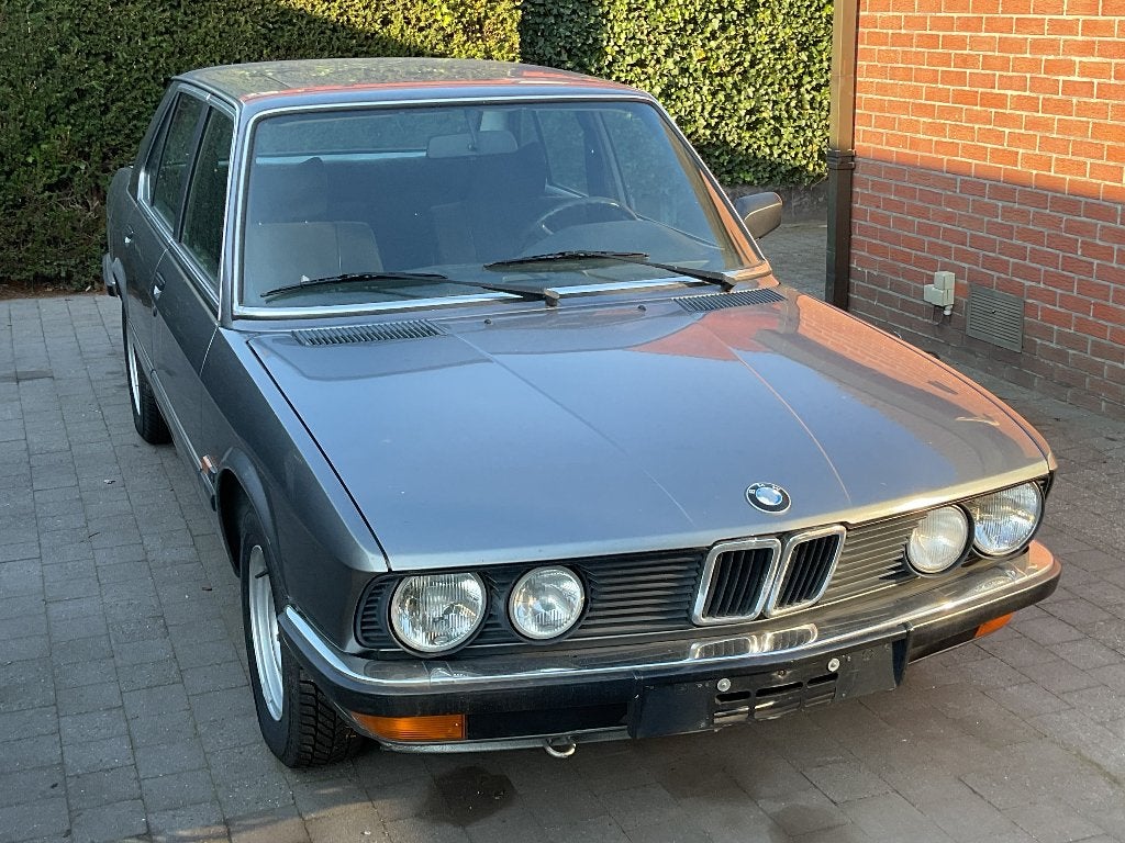 BMW 520i e28 bj1982 Handgeschakeld Mooi project, Grijs, Particulier, Zilver of Grijs, 4 deurs