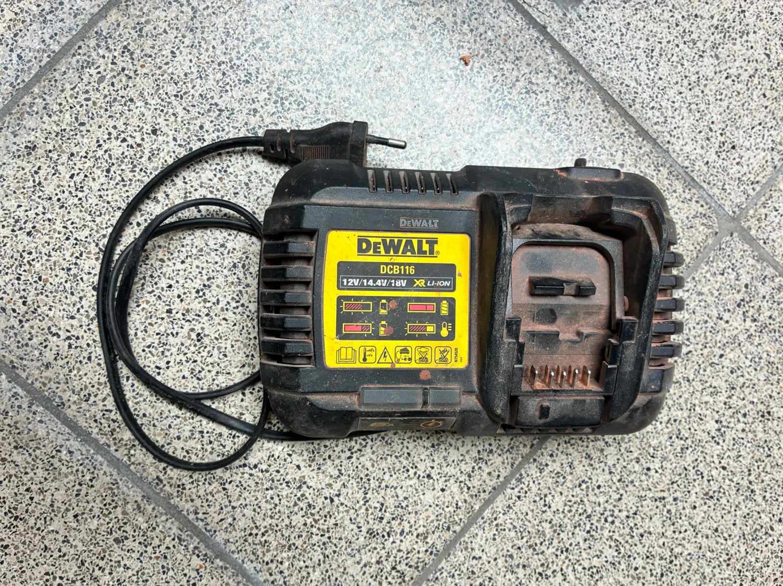 Dewalt acculader DCB116, Ophalen of Verzenden, Gebruikt