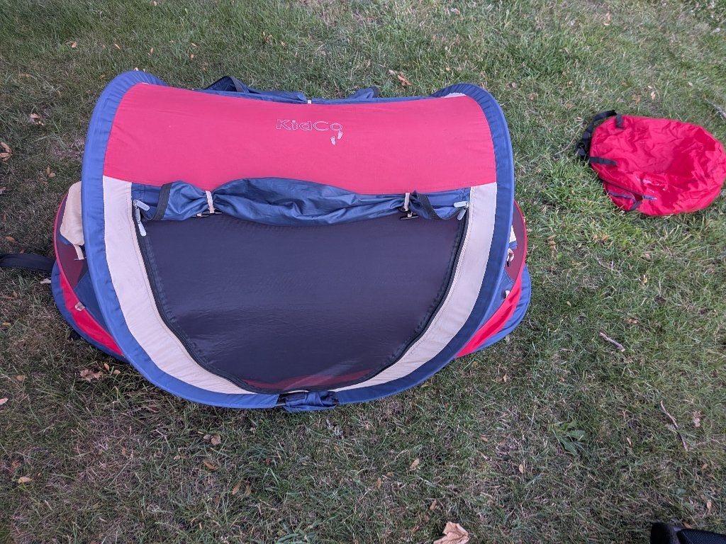 Compact opvouwbaar babybedje/camping bedje van kid&co, Kinderen en Baby's, Babywiegjes en Ledikanten, Gebruikt, Reisbedje, Ophalen