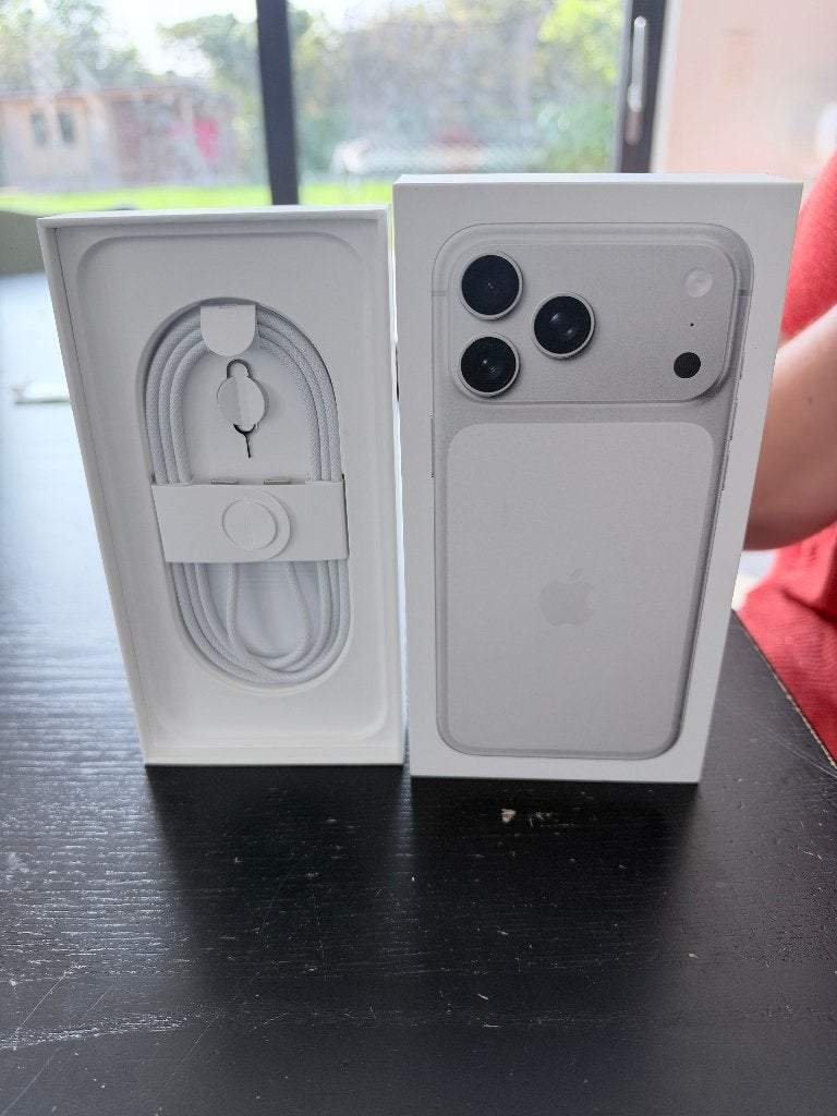iPhone 17 Pro Max 256GB Silver + Accessoires RhinoShield, 99 %, Zo goed als nieuw, Zonder simlock, Zonder abonnement