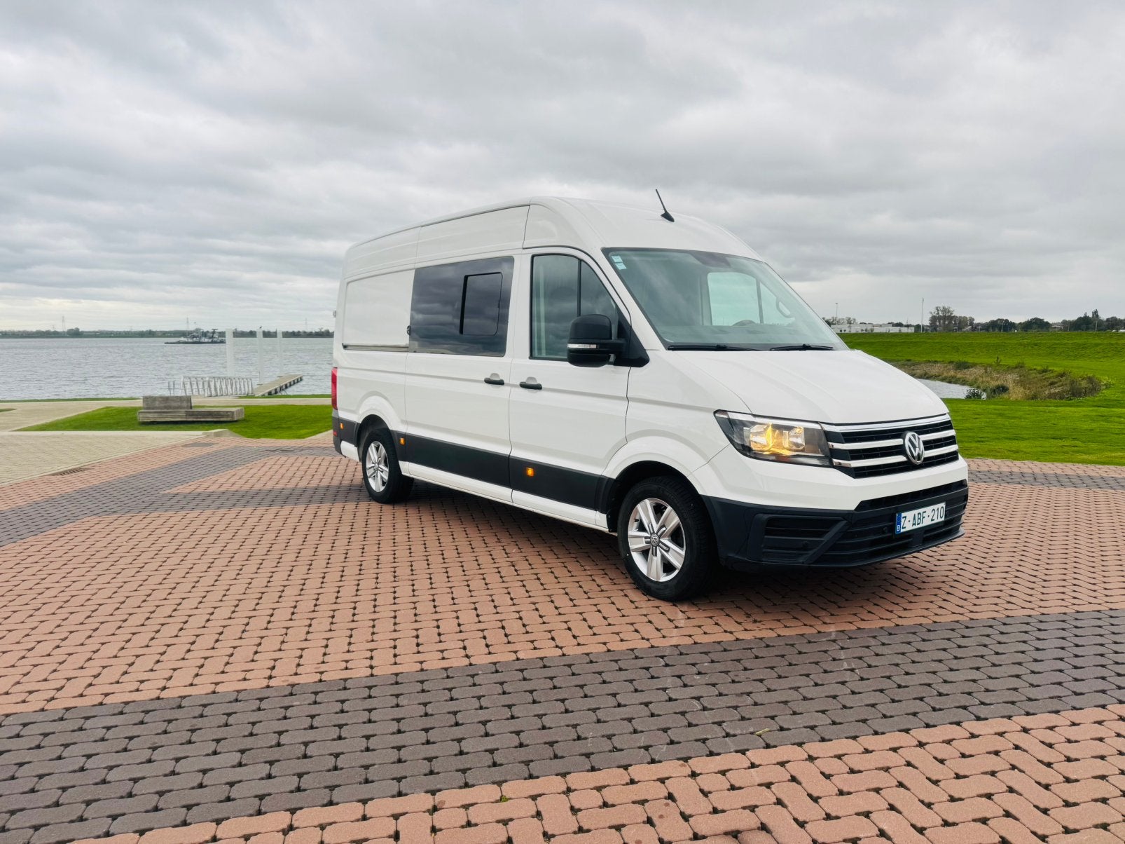 Volkswagen Crafter 2018 Campervan Nieuwe motor!!, Caravanes & Camping, Diesel, Jusqu'à 2, Modèle Bus ou Fourgon aménagé, Autres marques