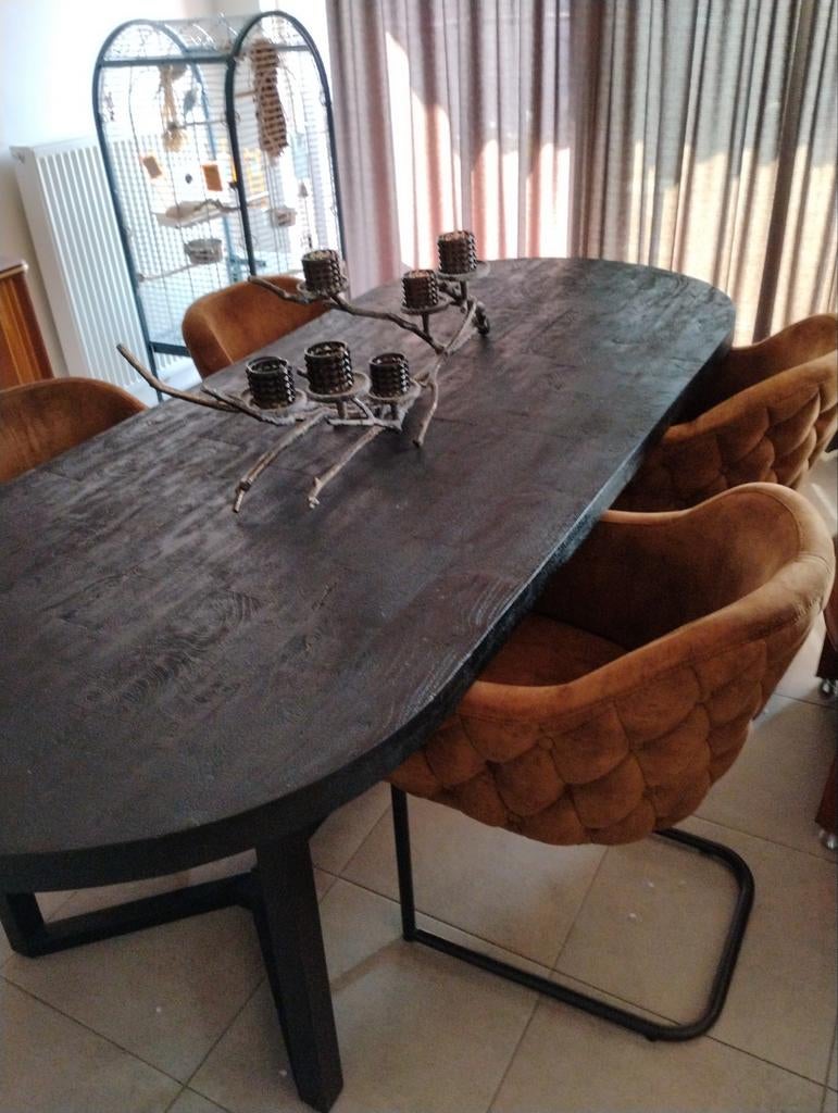 Tafel met stoelen, Ophalen