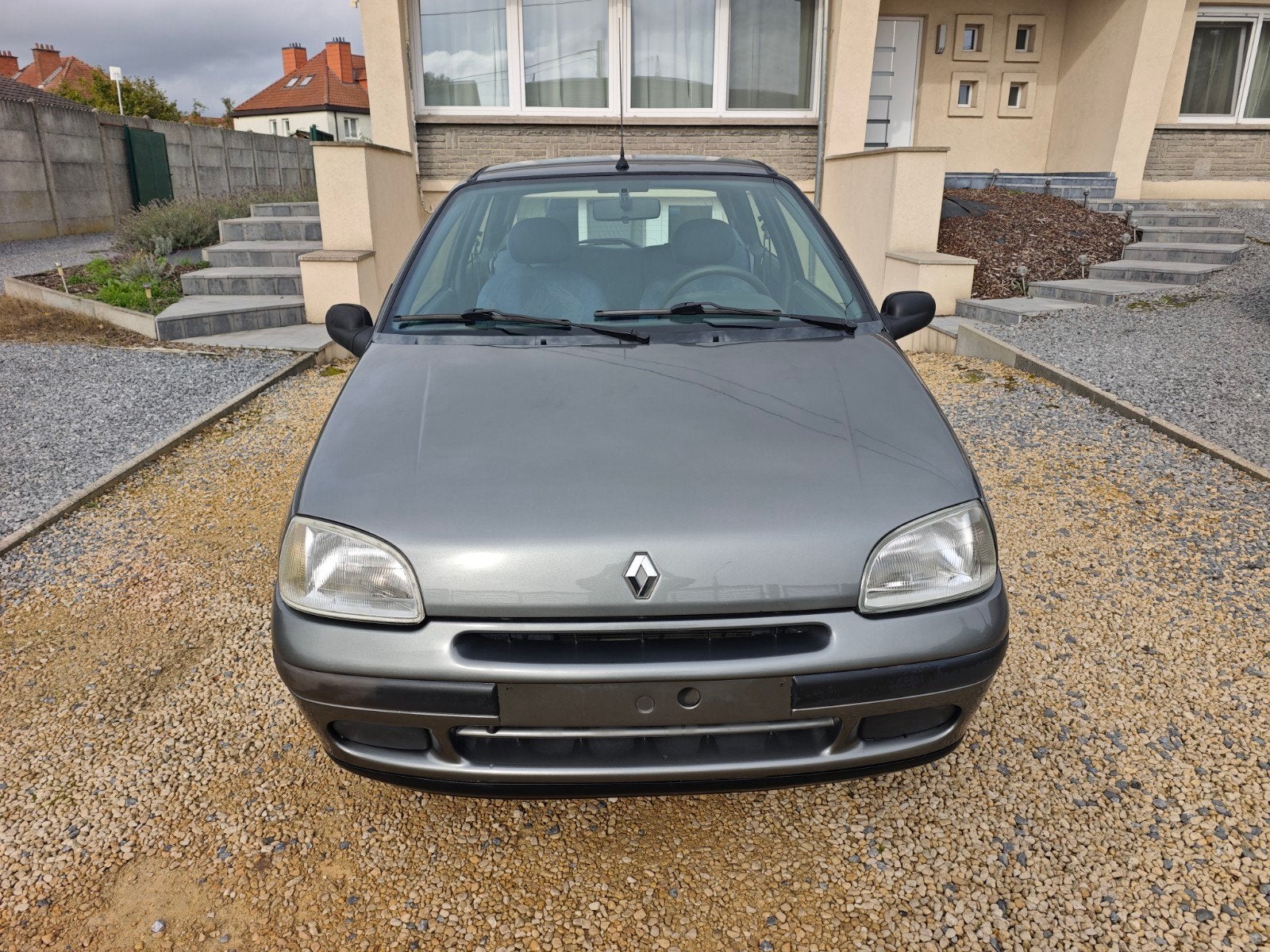 * Renault Clio * Automatique * Youngtimer *, Autos, Argent ou Gris, Achat, Entretenue par le concessionnaire, 5 places